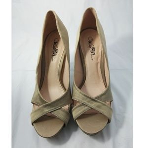 Wild Rose Ladies Peep-toe .. New.. size 8 Slvr